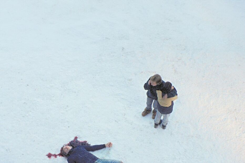 O trio principal da ação: pai, mãe e filho. O pai está morto, a mãe vai ser acusada. O filho, que é cego, será a testemunha principal 