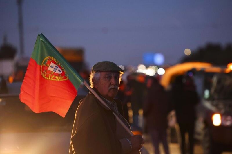 De bandeira hasteada e com cartazes de protesto: As imagens dos agricultores em Elvas