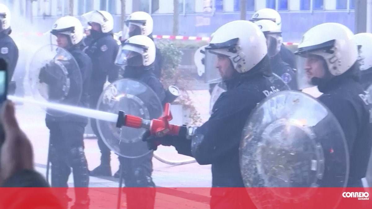 Polícia dispersa agricultores que incendeiam pneus e tentam derrubar barreiras em frente ao Parlamento Europeu