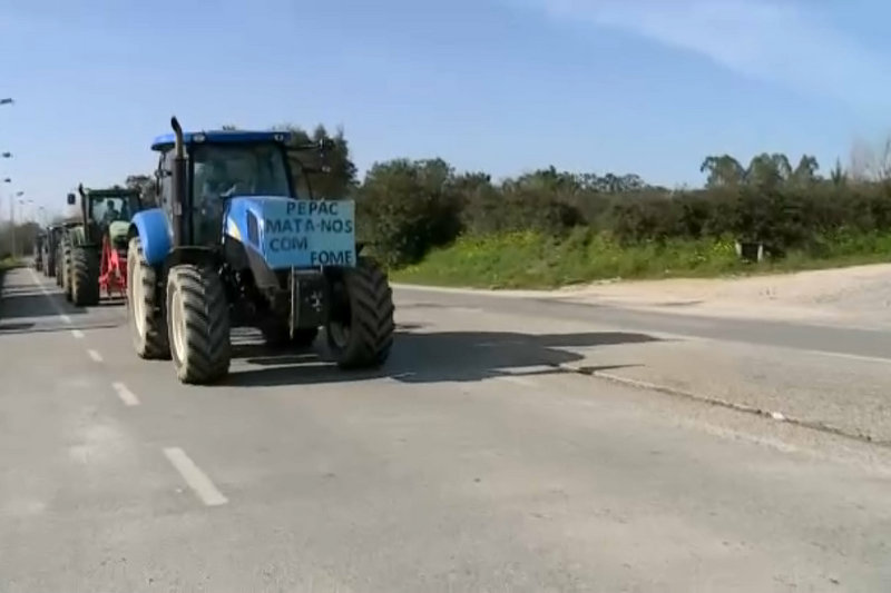 Centenas de tratores em marcha lenta na EN111 em direção a Coimbra