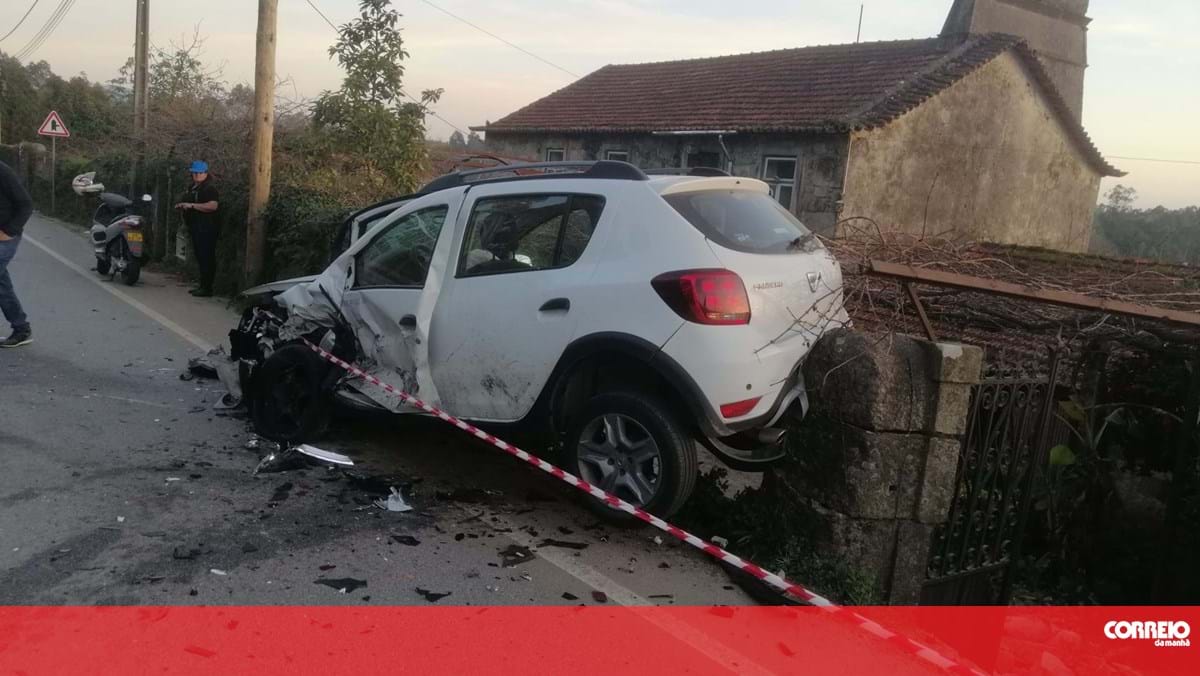 Um ferido grave e três ligeiros em colisão entre dois carros em Arouca. Menino de nove anos entre as vítimas