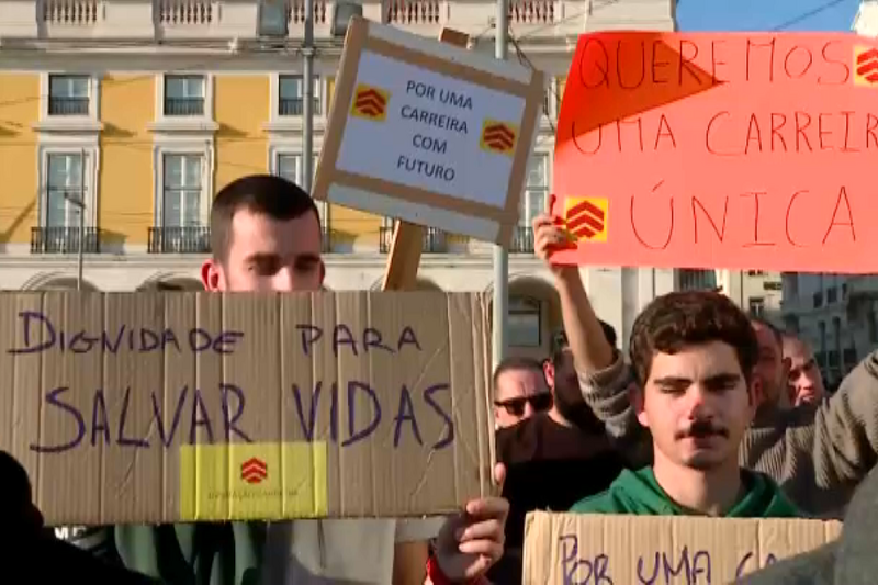 Bombeiros reivindicam "vontade política" para criar uma carreira em concentração frente ao MAI