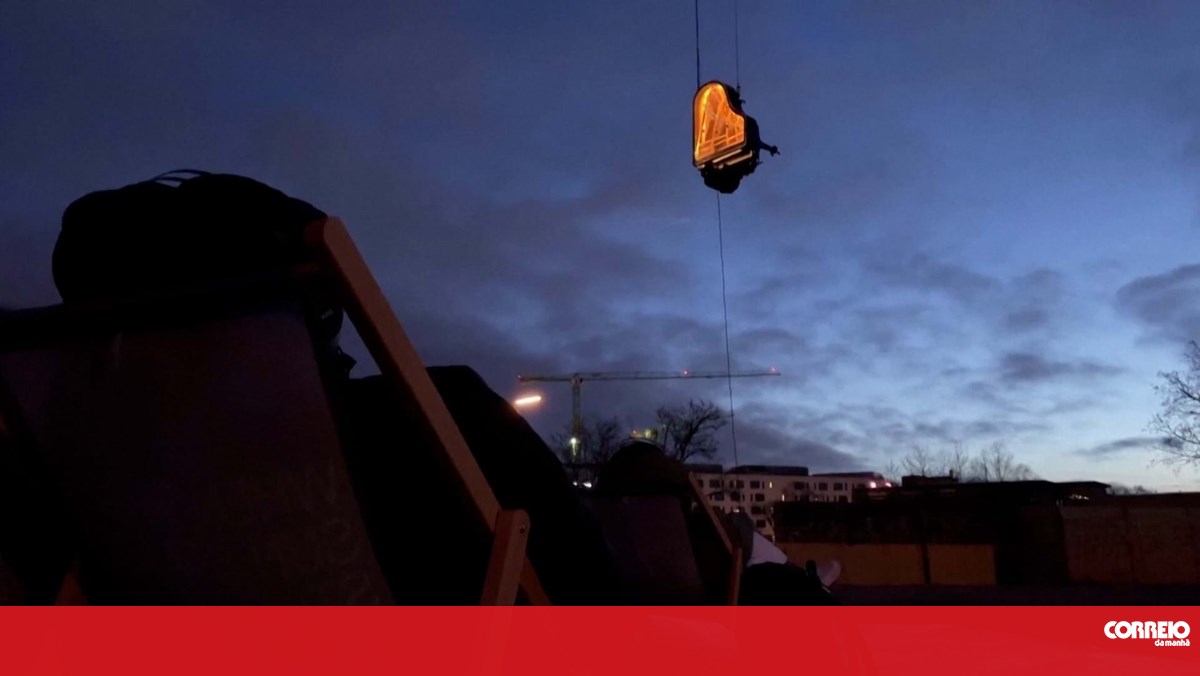 Músico toca piano pendurado em guindaste a 10 metros do chão