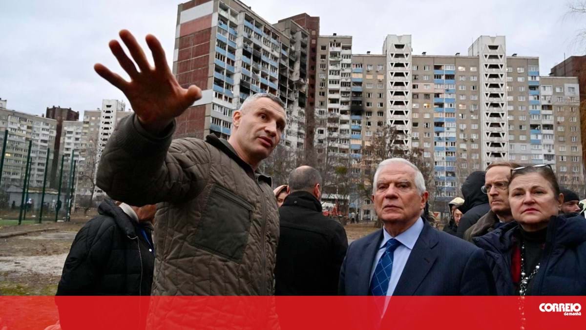 Josep Borrell visita edifício residencial atacado com mísseis russos em Kiev