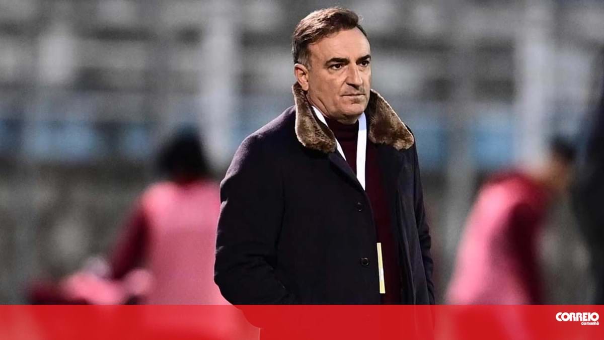 Carlos Carvalhal abandona comando técnico do Olympiacos