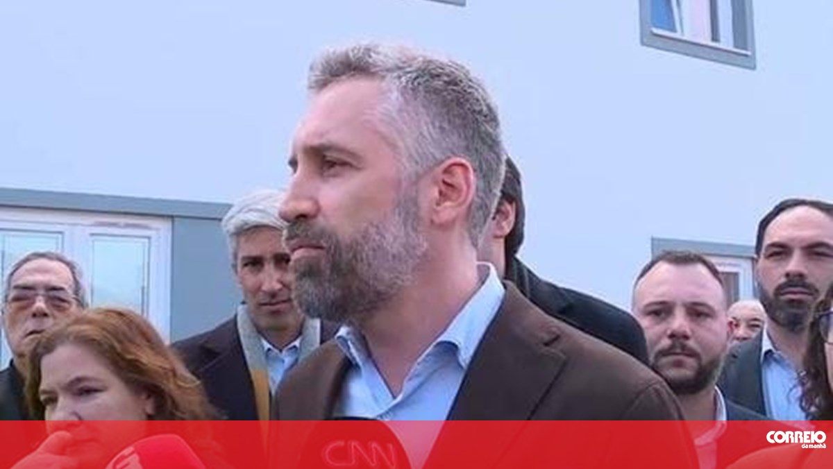 Pedro Nuno Santos visita obras de requalificação do bairro da Vila Verde