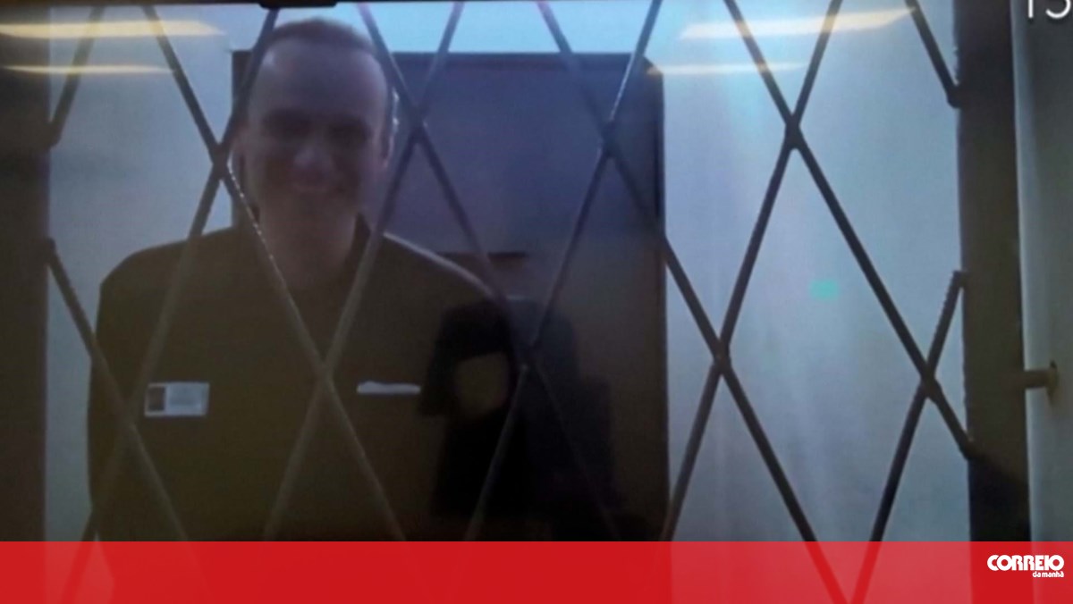 Navalny apareceu em tribunal via videoconferência um dia antes de morrer