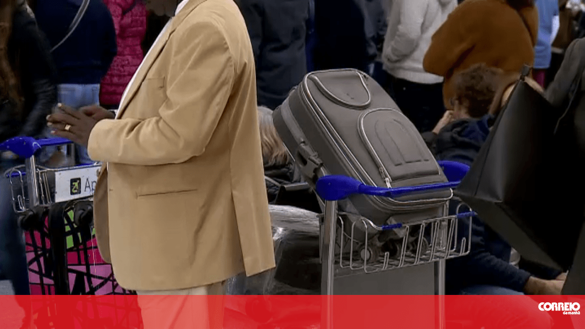 Imigrantes dormem no chão e não têm água no Aeroporto de Lisboa