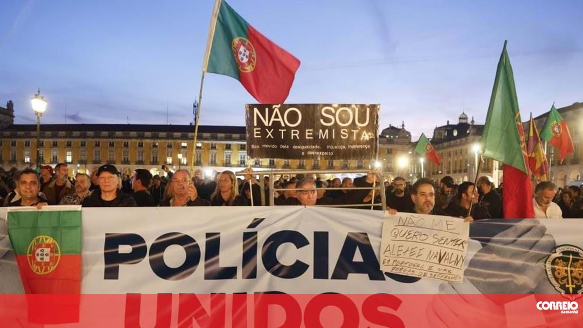 Polícias em protesto concentram-se no local do debate entre Luís Montenegro e Pedro Nuno Santos