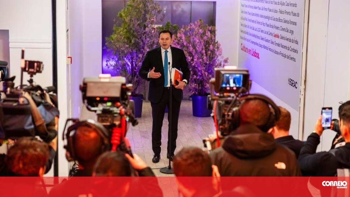 Luís Montenegro e Pedro Nuno Santos frente a frente com polícias em protestos à porta