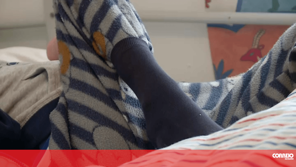 Criança deficiente volta à escola com cadeira provisória