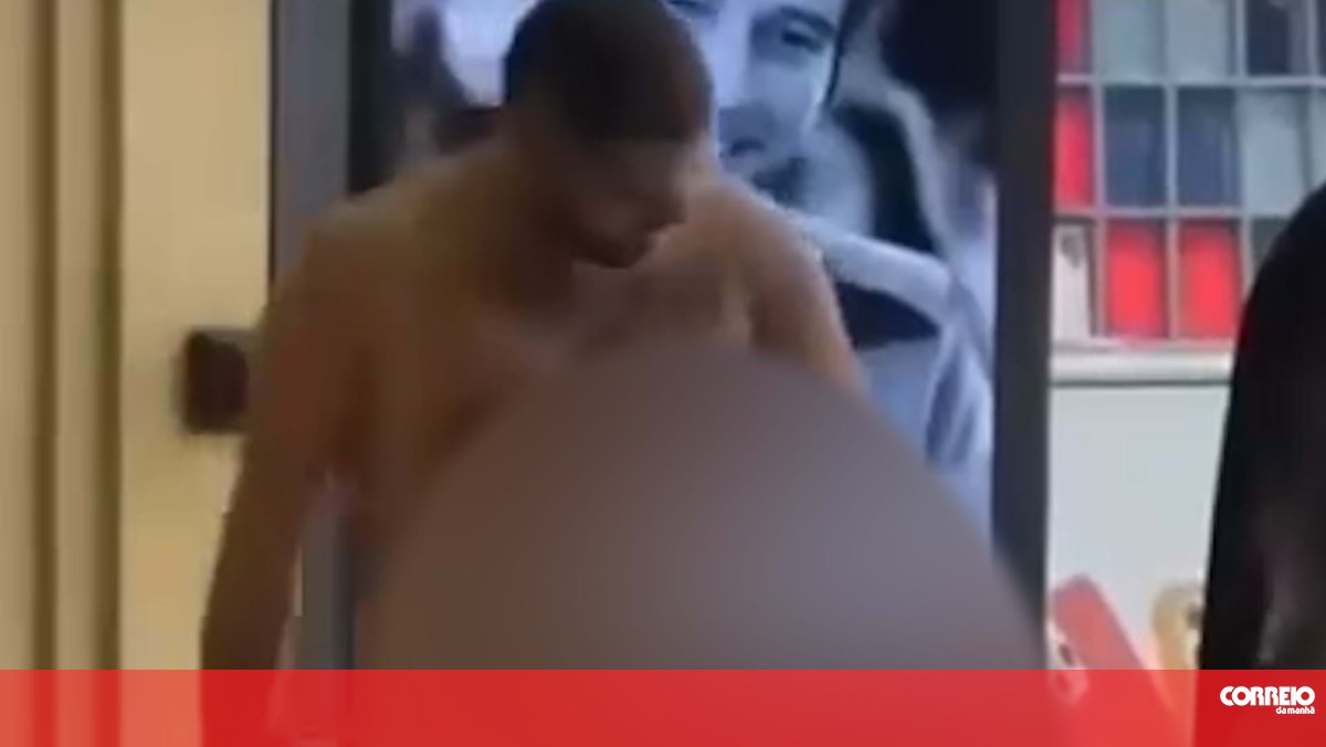 Homem descompensado anda nu no Almada Fórum