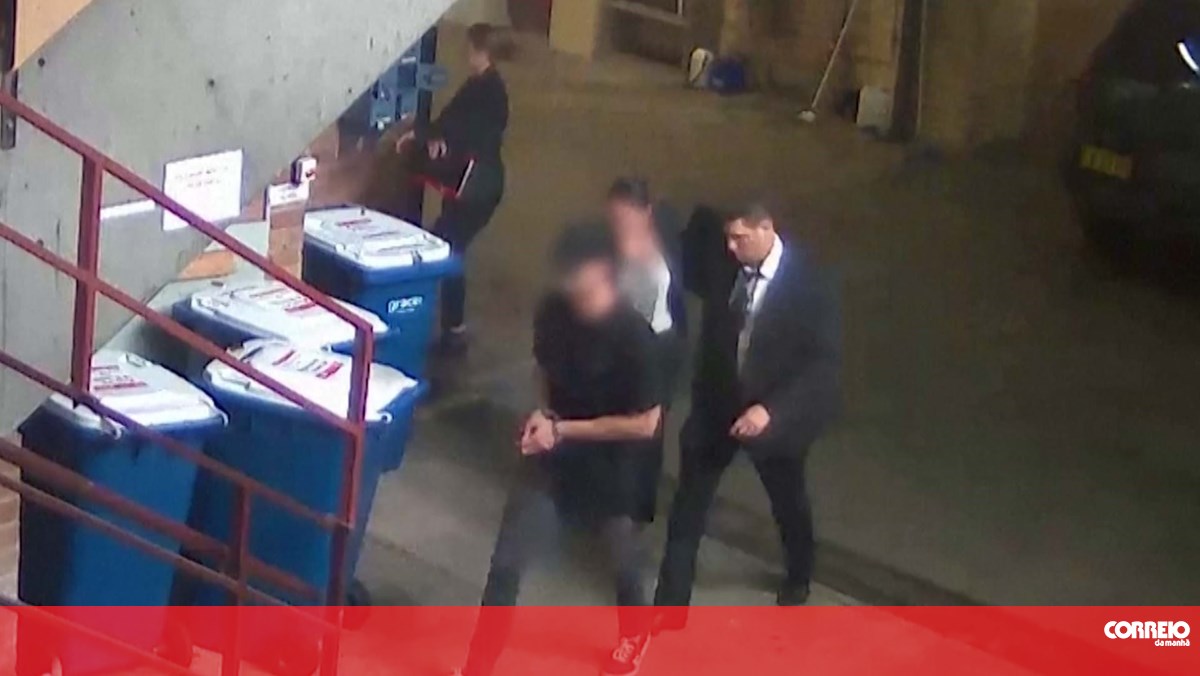 Imagens de videovigilância mostram detenção de polícia acusado de matar casal na Austrália