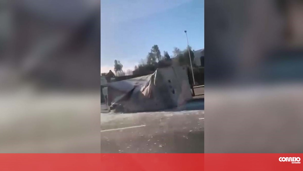 Uma pessoa ferida em despiste de camião contra portagem da A4 em Ermesinde