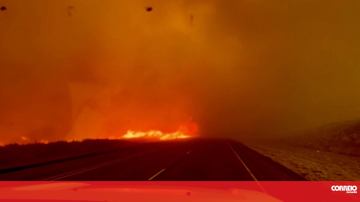 Vídeo mostra veículo a atravessar estrada cercada pelas chamas no Texas