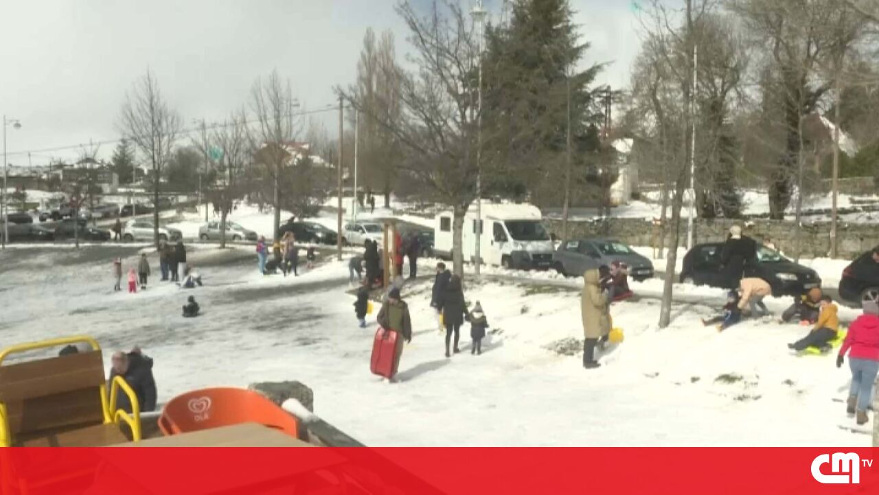 Neve atrai turistas à Serra da Estrela. Estradas de acesso à torre cortadas - Vídeos - Correio da Manhã