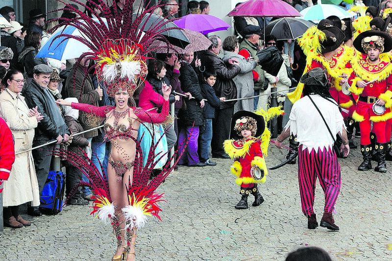 Chuva e frio ameaçam corsos no domingo de Carnaval