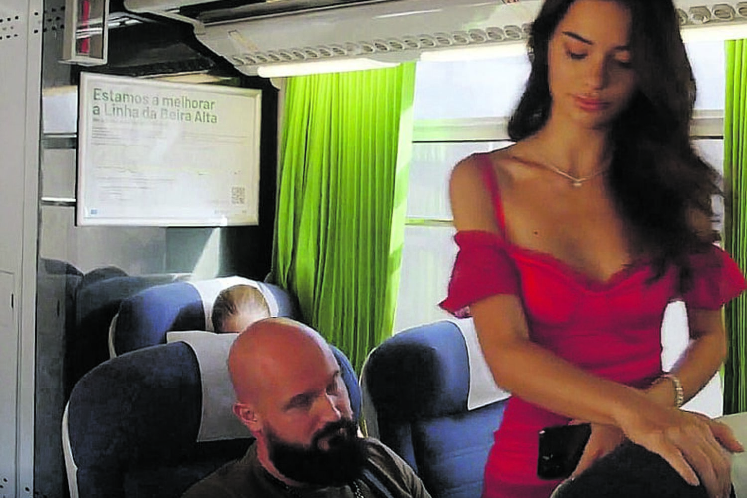 Cena de filme pornográfico gravada em comboio sem a CP saber - Sociedade -  Correio da Manhã