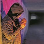 Homem vendia drogas num beco à janela