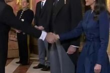 Momento foi captado pelos jornalistas presentes no Palácio Real