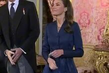 Momento foi captado pelos jornalistas presentes no Palácio Real