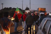 De bandeira hasteada e com cartazes de protesto: As imagens dos agricultores em Elvas 