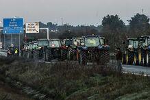Dezenas de máquinas agrícolas e agricultores estão a interromper a circulação na Autoestrada 25