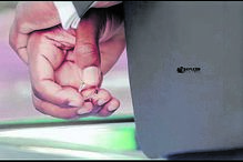 Ex-futebolista segura a aliança