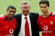 Cristiano Ronaldo foi apresentado no Manchester United em agosto de 2003. Aqui, na companhia de Ferguson, que moldaria a carreira do português