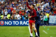 Desde o banco, Cristiano Ronaldo foi uma voz ativa no apoio dos jogadores, na final do Euro 2016