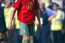 Inconsolável: Com apenas 19 anos teve um dos momentos mais duros da carreira futebolística, na derrota de Portugal na final do Euro 2004
