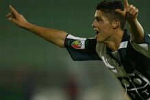 A estreia profissional de Cristiano Ronaldo foi um pronúncio do que seria a carreira: golos e mais golos. Num Sporting-Moreirense o português bisou no encontro. Tinha apenas 17 anos