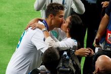 Com Georgina, a celebrar a conquista de mais uma Liga dos Campeões