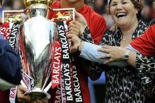 Com 24 anos, ao lado da mãe, Dolores Aveiro, nos festejos da conquista da Premier League, pelo Manchester United