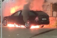 Carro consumido pelas chamas em Braga