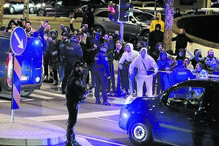 Adeptos bateram palmas quando a carrinha que levava Fernando Madureira saiu do tribunal