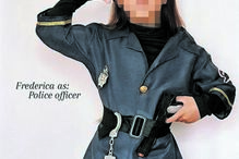 As filhas de Carolina Patrocínio, Frederica e Diana, disfarçadas de polícia e ladra, respetivamente  