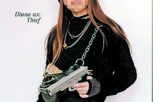 As filhas de Carolina Patrocínio, Frederica e Diana, disfarçadas de polícia e ladra, respetivamente  