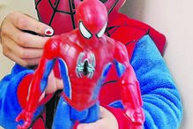 Angie Costa e o membro da banda D.A.M.A., Miguel Coimbra, vestiram o filho Martim de Homem-Aranha