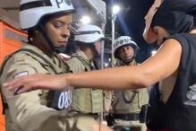 Anitta disfarça-se para 'curtir' Carnaval da Bahia e acaba revistada pela polícia sem ser reconhecida 