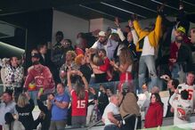 Taylor Swift festeja com amigas vitória dos Kansas City Chiefs na Super Bowl