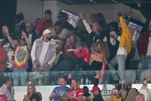 Taylor Swift festeja com amigas vitória dos Kansas City Chiefs na Super Bowl