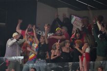 Taylor Swift festeja com amigas vitória dos Kansas City Chiefs na Super Bowl