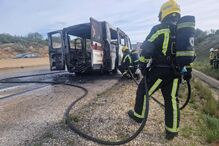 Ambulância da Cruz Vermelha arde na A22 em Loulé. Trânsito está condicionado