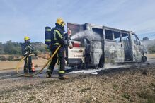 Ambulância da Cruz Vermelha arde na A22 em Loulé. Trânsito está condicionado