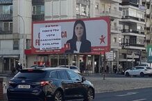 Pintam frase sobre colapso climático a outdoors de partidos