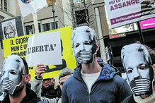 Apoiantes no consulado britânico em Milão