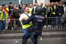 Centenas de tratores e milhares de pessoas no centro de Madrid