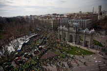 Centenas de tratores e milhares de pessoas no centro de Madrid