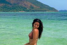 Carolina Loureiro em biquíni reduzido nas águas da Tailândia